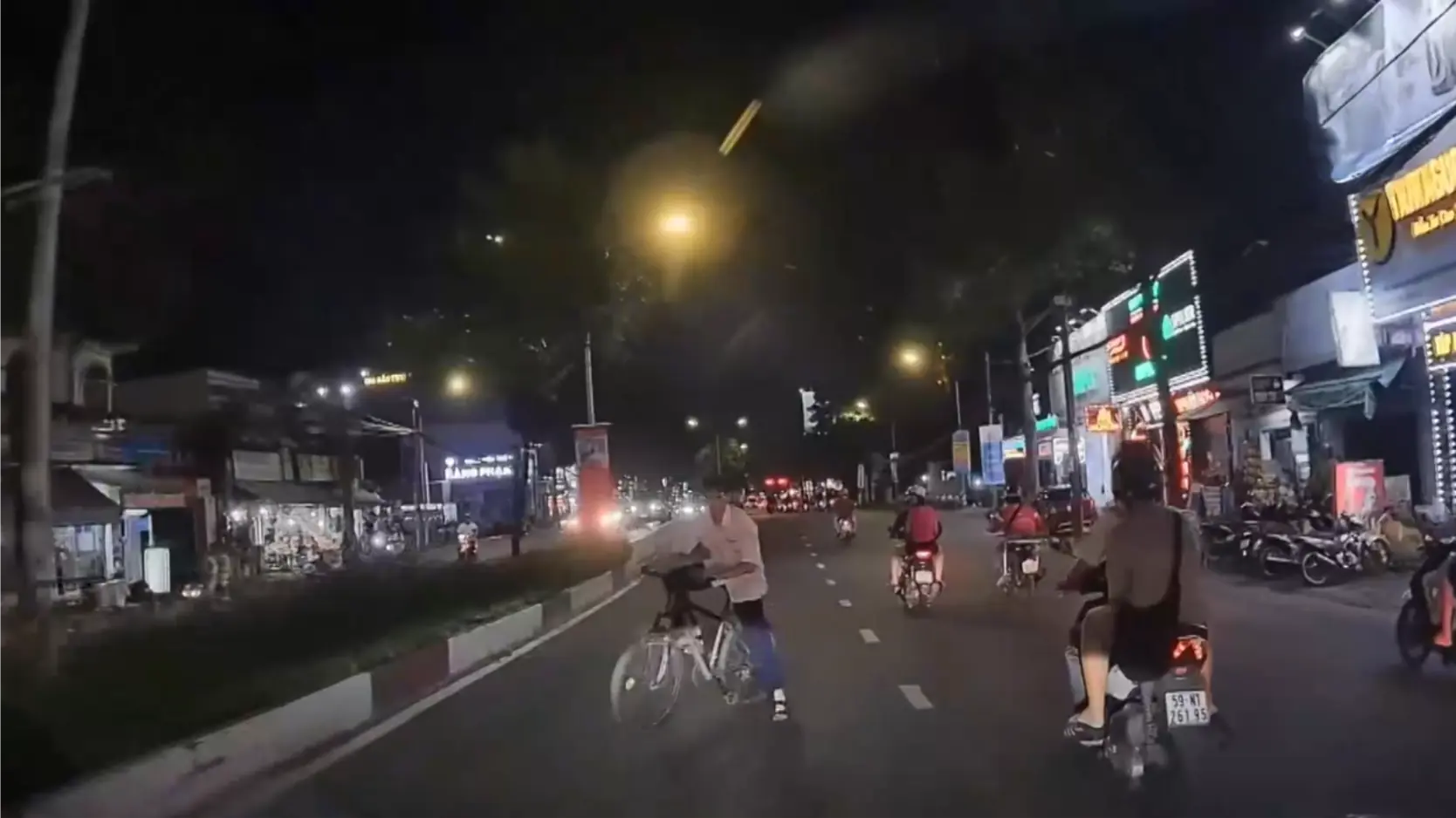 Vô tư đạp xe ngược chiều, bất chấp nguy hiểm